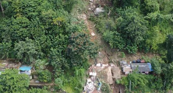 නායයාම සිදුවූ ස්ථානයේ ගල් ඉවත් කිරීම අද